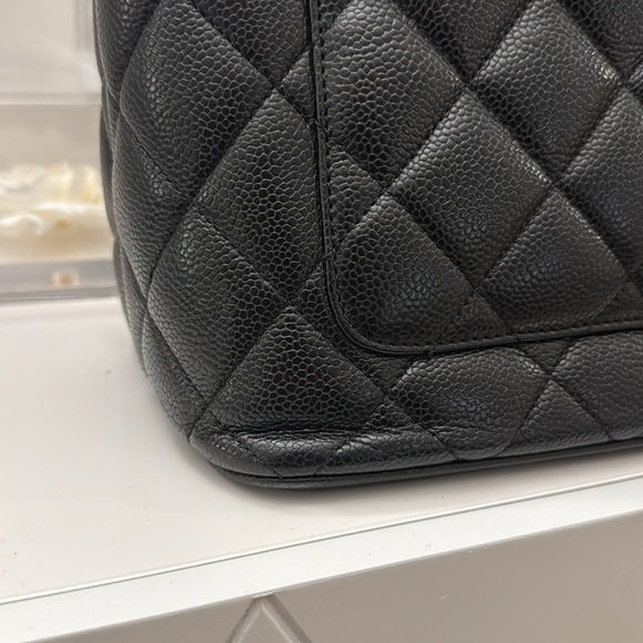CHANEL tote - Picture 10 of 17